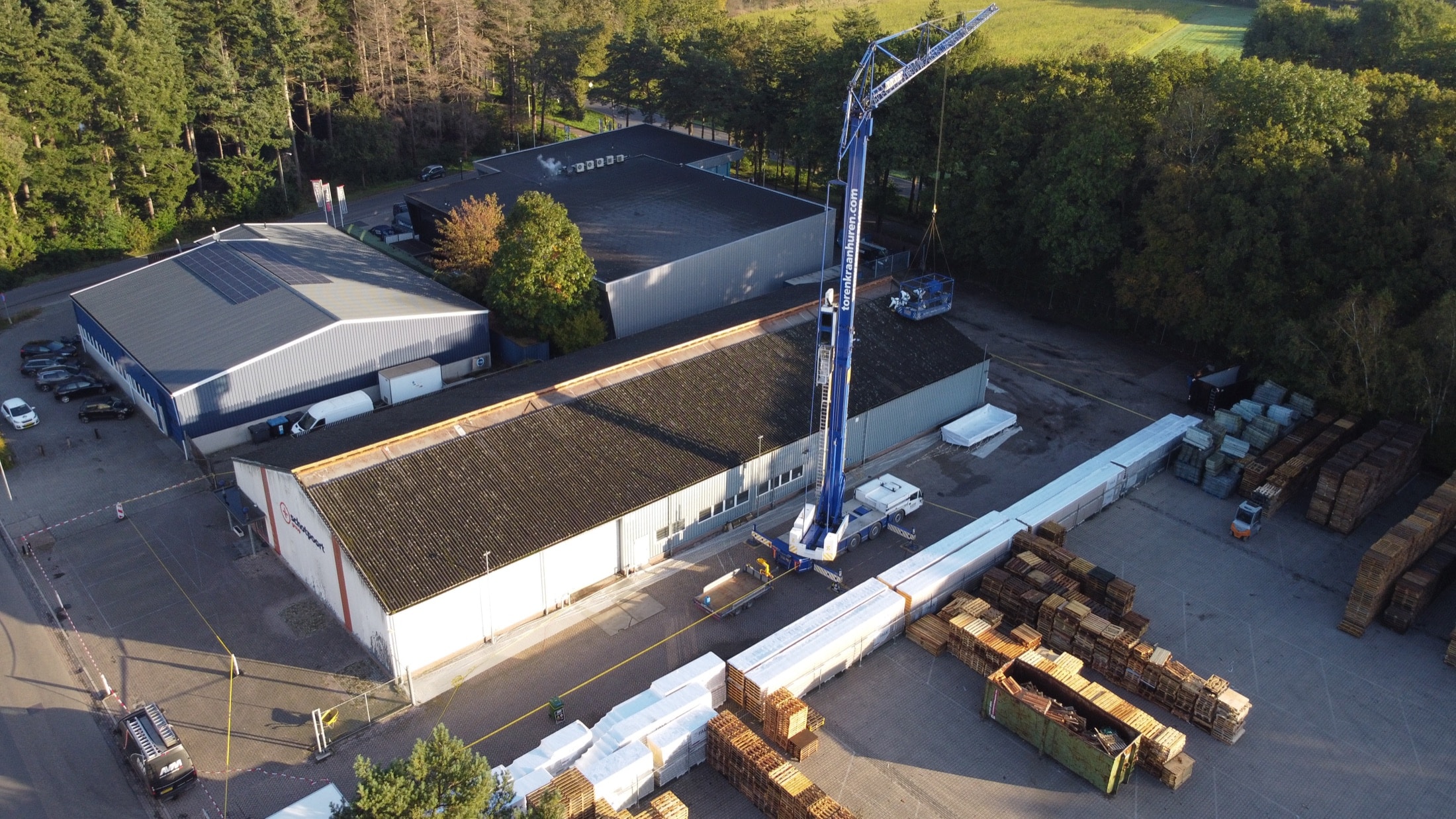 Nieuw dak wordt geplaatst op een industrieel gebouw in Eerbeek