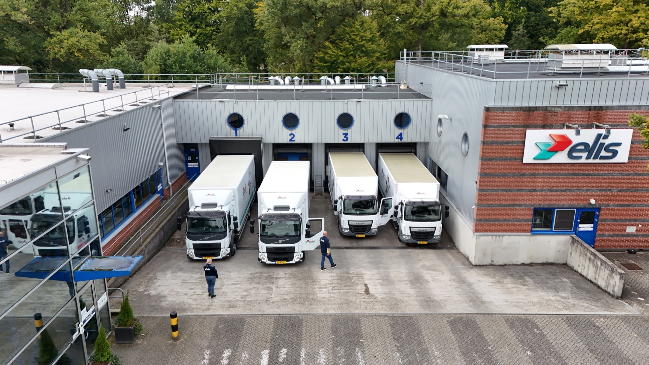 Bedrijfshal met laaddocks en trailers