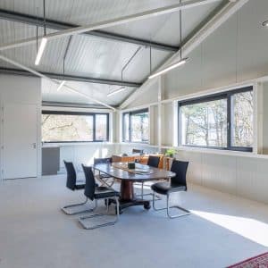 Bedrijfsunit 4 aan de Coldenhovenseweg 96 in Eerbeek, hoekunit van 125 m² te huur