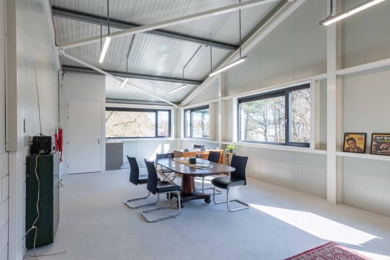 Bedrijfsunit 4 aan de Coldenhovenseweg 96 in Eerbeek, hoekunit van 125 m² te huur